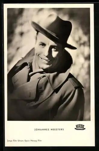 AK Schauspieler Johannes Heesters mit Hut und Mantel