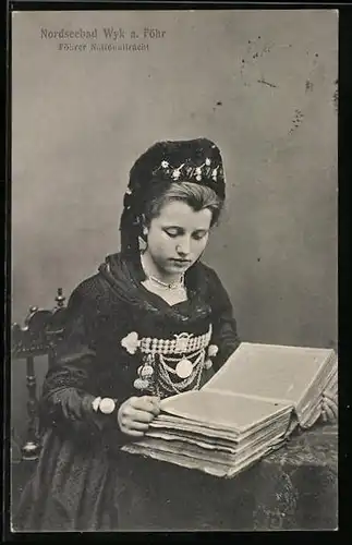 AK Mädchen in Föhrer Nationaltracht in einem Buch blätternd