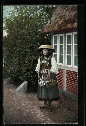 AK Frau in Vierländer Tracht mit Blumenkorb