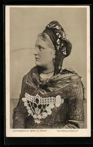 AK Schönes Fräulein in Föhrer Nationaltracht