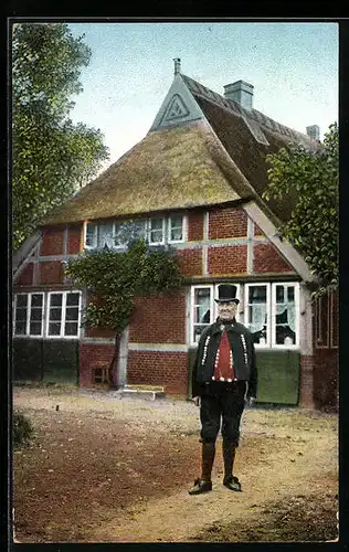AK Stattlicher Herr steht in Vierländer Tracht vor einem Haus