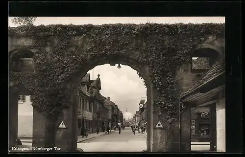 AK Erlangen, Nürnberger Tor mit Durchblick und flagge