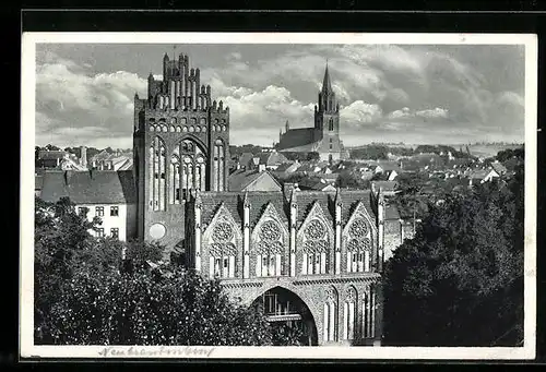 AK Neubrandenburg, Treptower-Tor mit Stadtansicht