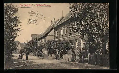 AK Bad Nenndorf, Wilhelm-Strasse mit Passanten