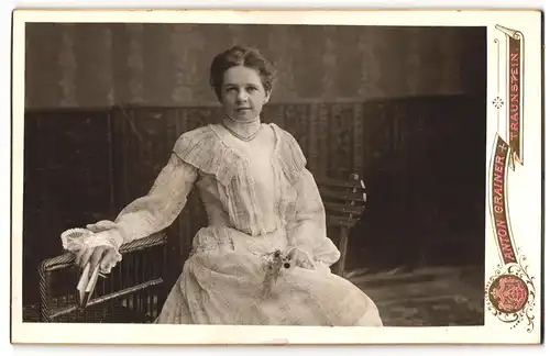 Fotografie Anton Grainer, Traunstein, Stadtplatz, hübsche Dame im feinen Kleid mit Blume und Buch