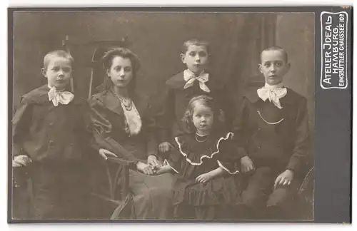 Fotografie Atelier Ideal, Hamburg, Eimsbüttler Chaussée 10a, zwei Schwestern und drei Büder in feiner Kleidung