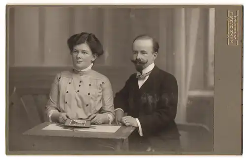 Fotografie Hans Jäggli, Winterthur, Ecke Wart- und Rudolfstr., bürgerlicher Herr mit Schnurrbart und seine hübsche Frau