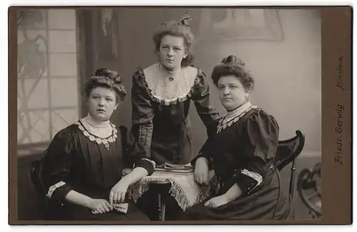 Fotografie Friedr. Gerwig, Pforzheim, Westl.-Karl-Friedrichstr. 40, drei feine Damen um einen Tisch