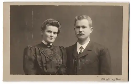 Fotografie Kling Denny, Basel, Petersgraben 17, gut aussehendes Pärchen in feiner Kleidung