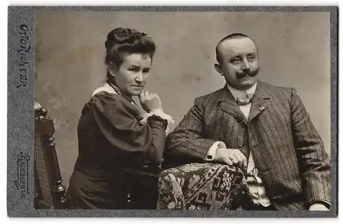 Fotografie Otto Richter, Radeberg i. S., bürgerliches Paar in bester Garderobe