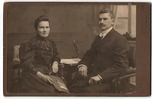 Fotografie Adolf Flohr, Oehringen, gut aussehendes bürgerliches Paar in bester Kleidung