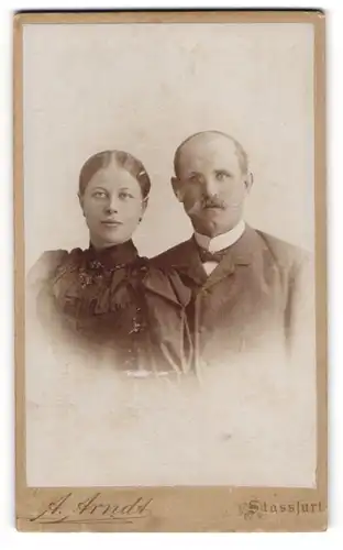 Fotografie A. Arndt, Stassfurt, Bahnhof-Str. 4, Adrettes junges Paar im Portrait