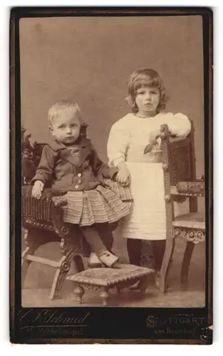 Fotografie C. F. Schmid, Stuttgart, am Bahnhof, Zwei goldige Kinder im Portrait