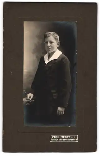 Fotografie Paul Mende, Hagen i. W., Knabe im Anzug mit weitem Kragen