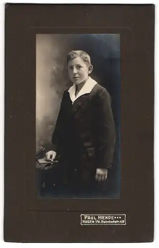 Fotografie Paul Mende, Hagen i. W., Junge im Anzug mit weitem Kragen