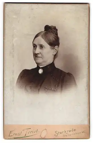 Fotografie Ernst Teriet, Sterkrade, Steinbrinkstr. 44, bürgerliche Dame mit Medallion