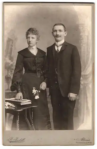 Fotografie R. Przibill, Altona, Reichenstrasse 18, junger Herr im Anzug mit seiner hübschen Frau