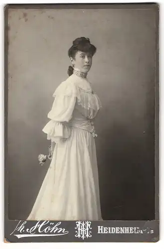 Fotografie Jh. Höhn, Heidenheim, hübsche Dame in feinem Kleid mit Perlenhalsband