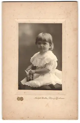 Fotografie Adolph Richter, Leipzig-Lindenau, kleines Mädchen in Kleid mit Spielzeug-Hase