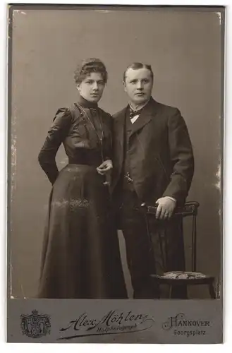 Fotografie Alex Möhlen, Hannover, Georgsplatz, feine Dame in tailliertem Kleid mit ernstem Ehemann