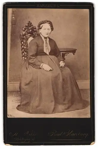 Fotografie A. Wille, Bad Harzburg, entäuscht blickende Dame sitzend auf feinem Stuhl
