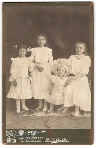 Fotografie Atelier Weingard, Ottweiler, vier lächelnde Schwestern in weissen Kleidern