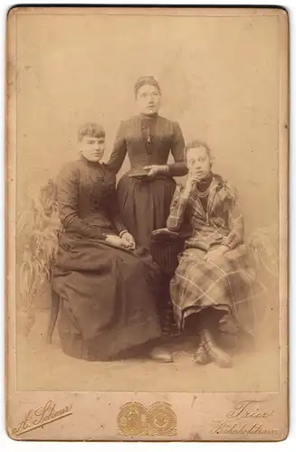 Fotografie A. Schaar, Trier, Bahnhofstrasse, Mutter mit Buch und sitzenden Töchtern