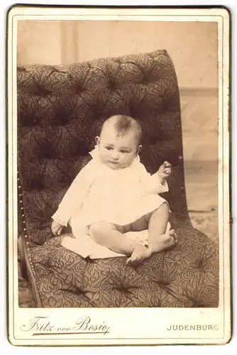 Fotografie Fritz von Bosio, Judenburg, Martiniplatz 2, verwirrtes Kleinkind auf zu grossem Stuhl