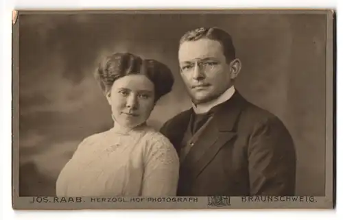 Fotografie Jos. Raab, Braunschweig, Bohlweg 40, feiner Herr mit Brille mit seiner hübschen Frau