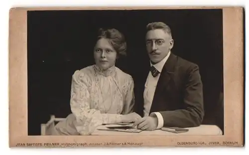 Fotografie Jean Baptiste Feilner, Oldenburg i. Gr., gut aussehender Herr mit Brille im Frack und seine hübsche Frau
