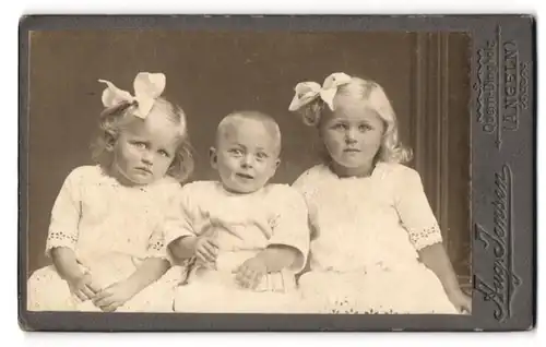 Fotografie Aug. Jensen, Quern-Dingholz /Angeln, drei junge Mädchen in weissen Kleidchen
