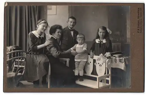 Fotografie F. X. Siegel, Kempten, Kotternerstrasse, stolze Mutter mit ihren vier gut gekleideten Kindern