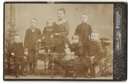 Fotografie Atelier C. Klee, Schönebeck a. E., Breiteweg 71, Mutter in feiner Kleidung mit ihren sechs Kindern