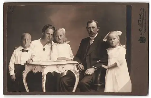 Fotografie M. Frölich, Flensburg, Norderhofenden 9, bürgerliche Eltern mit ihren zwei Töchtern und Sohn