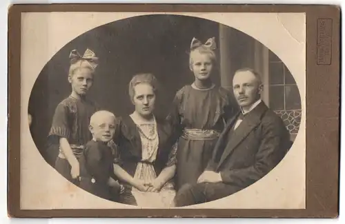 Fotografie Hans Martens, Krempe, fein gekleidete Eltern mit zwei Töchtern und Sohn