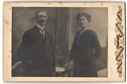 Fotografie unbekannter Fotograf und Ort, bürgerlicher Herr mit feinem Schnurrbart und seine hübsche Frau