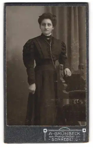 Fotografie A. Grünbeck, Sonneberg, Junge Dame im taillierten Rüschenkleid