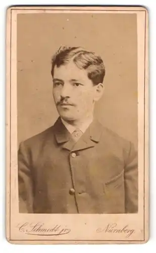 Fotografie C. Schmidt jr., Nürnberg, Frauenthorzwinger, Junger Mann mit Oberlippenbart und gescheitelten Haaren