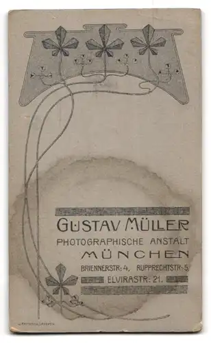 Fotografie Gustav Müller, München, Briennerstrasse 4, Dame mit Ohrschmuck und Spitzenkragen im gerüschten Festtagskleid