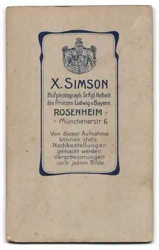 Fotografie X. Simson, Rosenheim, Münchenerstrasse 6, Blonde Dame mit Lockenfrisur und Medaillon