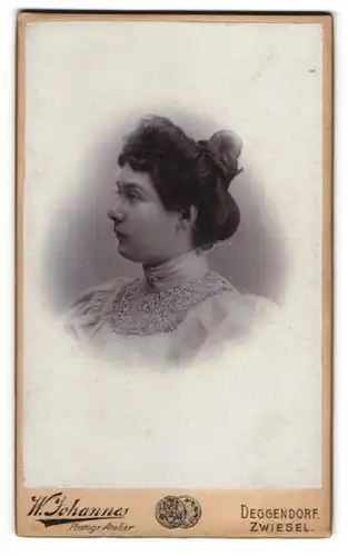 Fotografie W. Johannes, Deggendorf, Elegante junge Dame mit Dutt, Seitenportrait