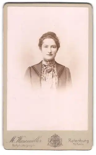 Fotografie M. Wiesemüller, Rotenburg /Fulda, Junge Dame mit Locken in einer gemusterten Bluse