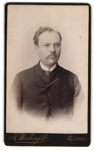 Fotografie H. Wachenfeld, Cassel, Junger Herr mit zurückweichendem Haar, Schnurrbart und Krawatte