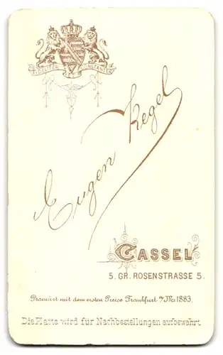 Fotografie Eugen Kegel, Cassel, Gr. Rosenstrasse 5, Junges Mädchen mit Pferdeschwanz und grosser Brosche