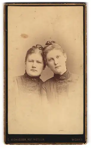 Fotografie C. Michaelsen, Wismar, Krämerstrasse 19, Zwei junge Damen mit Duttfrisuren und Broschen, Kopf an Kopf