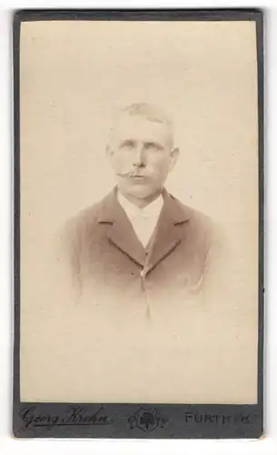 Fotografie Georg Krehn, Fürth i. B., Königswarterstrasse 56, Bürgerlicher mit kurzen Haaren und hellem Zwirbelschnauzer