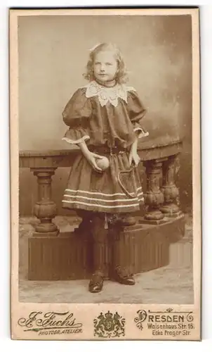 Fotografie E. Fuchs, Dresden, Waisenhaus-Strasse 16, Kleines Mädchen mit Haarschleife im gerüschten Spitzenkleid