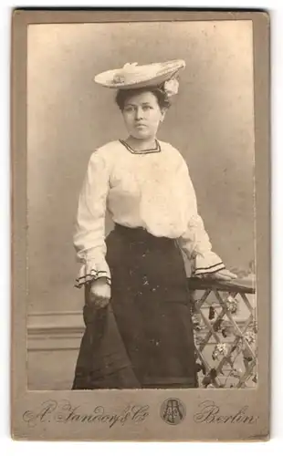 Fotografie A. Jandorf & Co., Berlin, Bellealliancestrasse 1 /2, Junge Dame mit Strohhut in Rock und maritimer Bluse