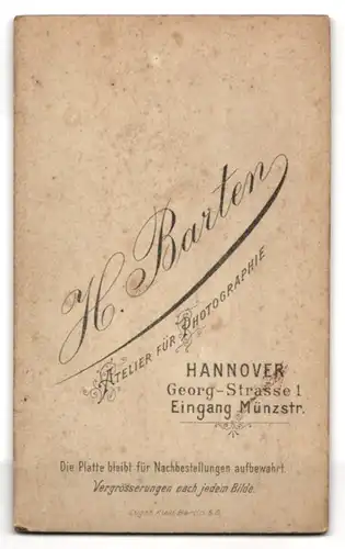 Fotografie H. Barten, Hannover, Georgstrasse 1, Junger Mann mit Oberlippenbart, weisser Fliege und Einstecktuch