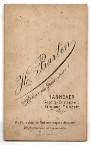 Fotografie H. Barten, Hannover, Georgstrasse 1, Junger Mann mit Oberlippenbärtchen und hochgekämmtem Haar